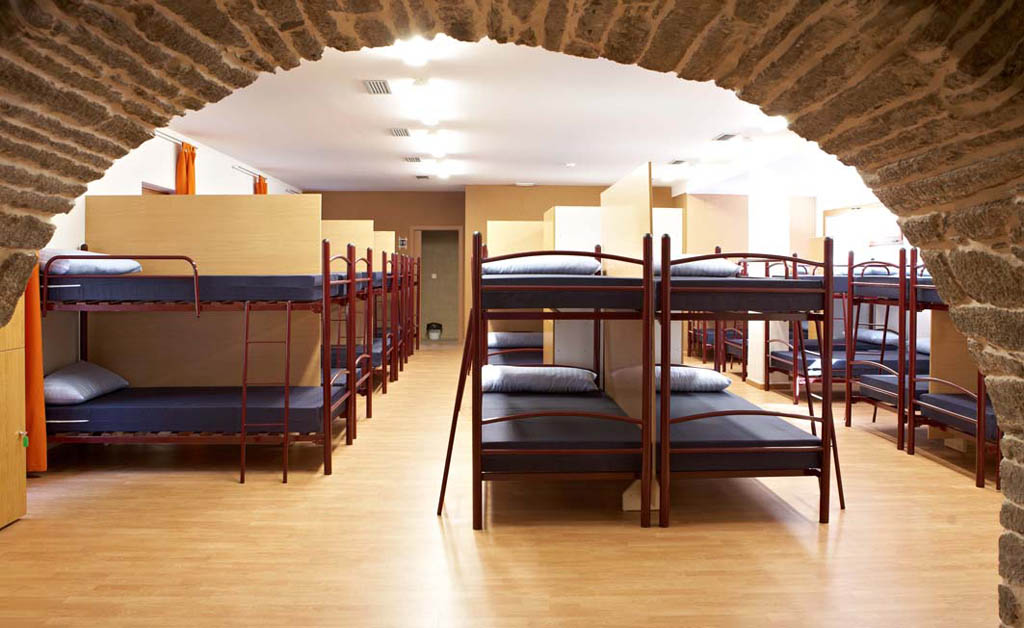 Interior de albergue con bóveda de piedra en el Camino Primitivo