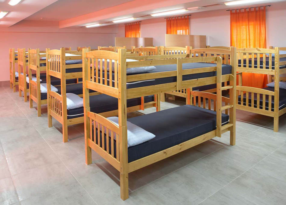 Dormitorio de albergue con literas en el Camino Primitivo