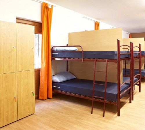 Literas de albergue de peregrinos en el Camino Primitivo