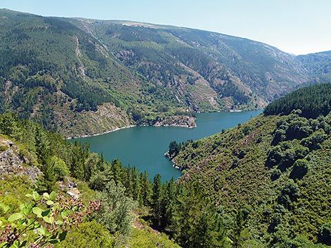 Embalse de Grandas de Salime con aguas turquesas entre montañas verdes — etapa 6 del Camino Primitivo