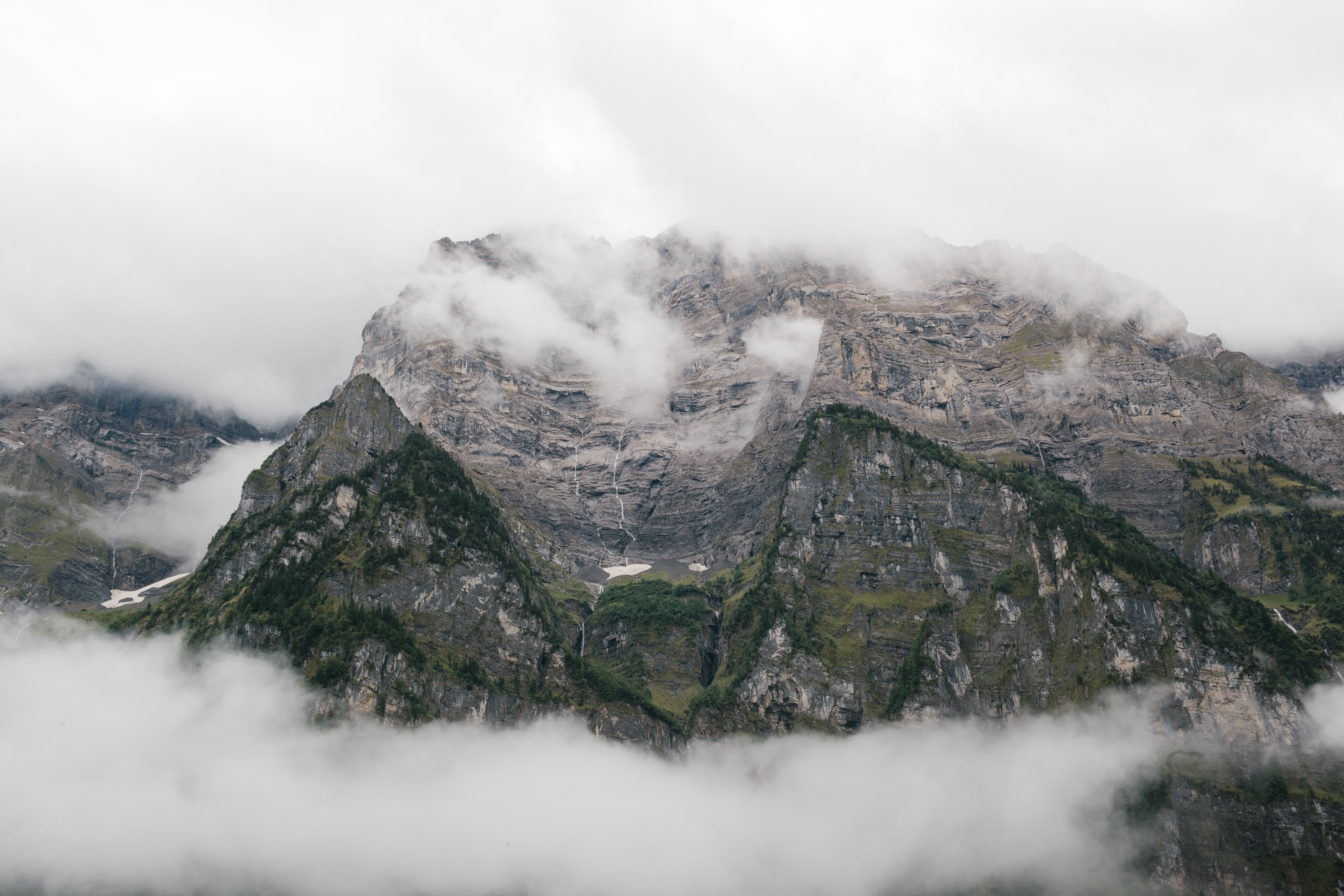 Montaña entre nubes y niebla de invierno en el Camino Primitivo — Puerto del Palo nevado