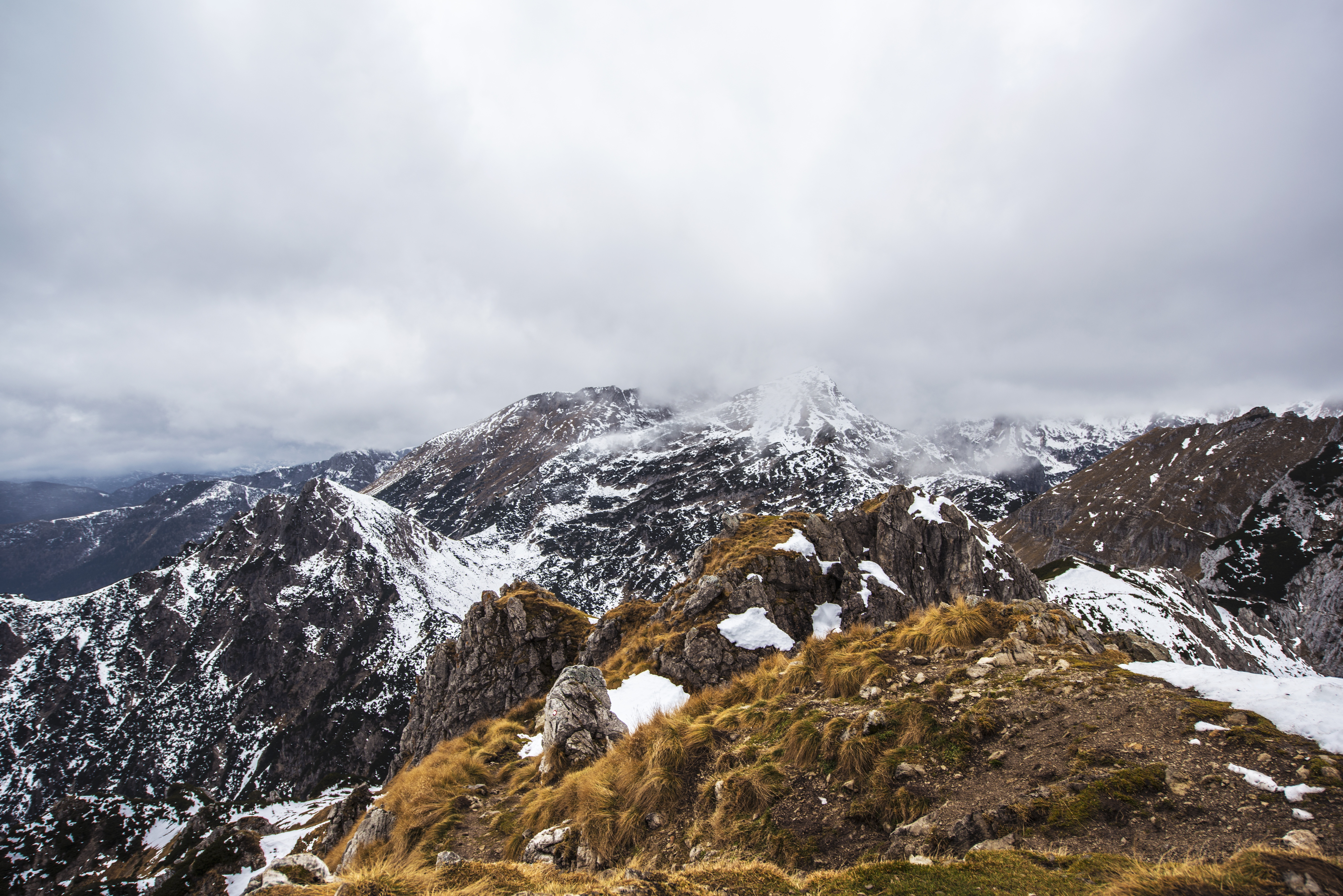 Cumbres con nieve otoñal y cielo nublado en los puertos del Camino Primitivo