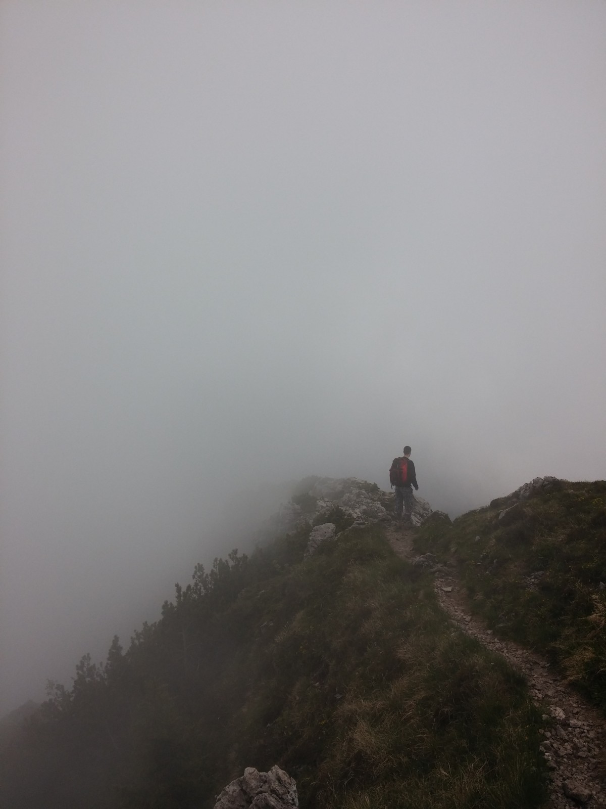 Peregrino solitario en la cima entre la niebla del Camino Primitivo — paso de montaña